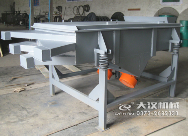  525型直線振動篩采用碳鋼材質，有四個出料口可同時篩出5種不同的物料等級。