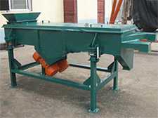 碳鋼加裝料鬥的雙層直線振動篩。