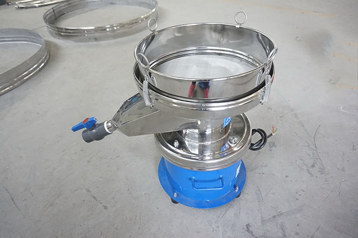 450過濾篩出料口處加裝閥門裝置，便於控製物料的出料量。