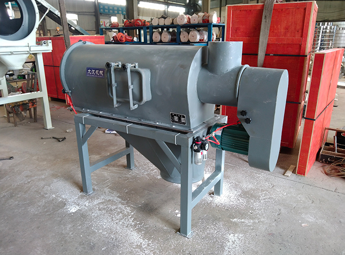 氣流篩采用碳鋼材質的外殼，臥式的篩網利用風力與物料的離心力對物料進行篩分。產量高，效果好。