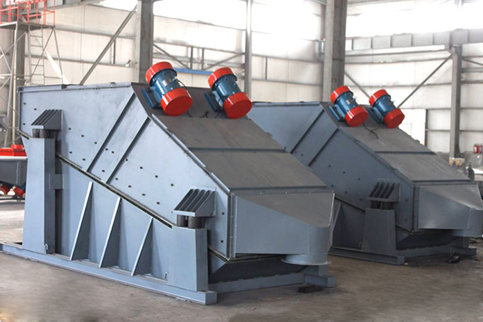 ZSG礦用振動篩采用雙電機振動，電機位置安裝在頂部，便於更好的傳遞振動力。