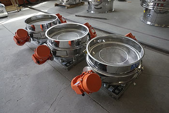 3台無防塵蓋的1500直排篩展示圖