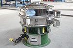 600型三次元振動篩，產量可達500kg/h。